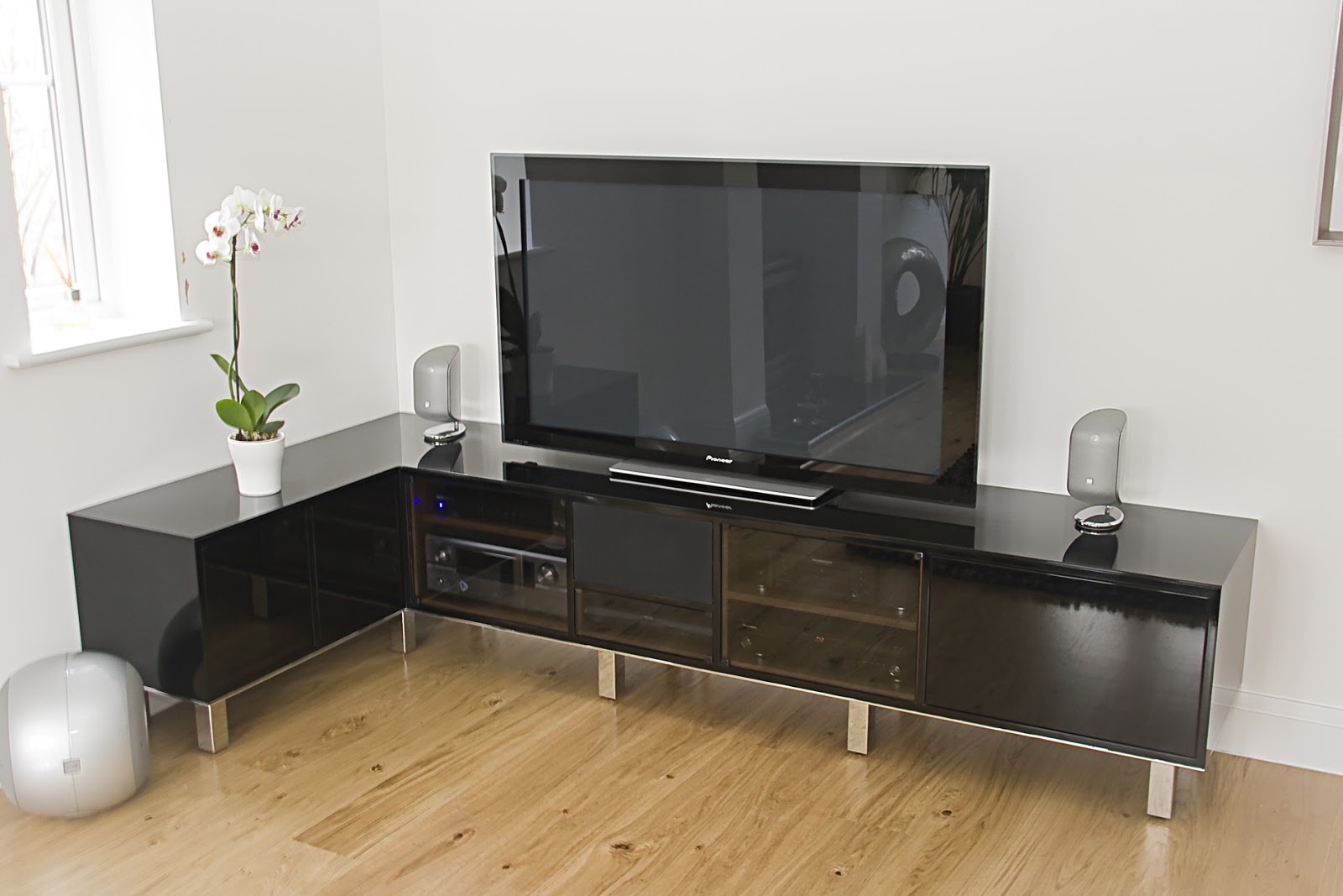 black gloss units living room